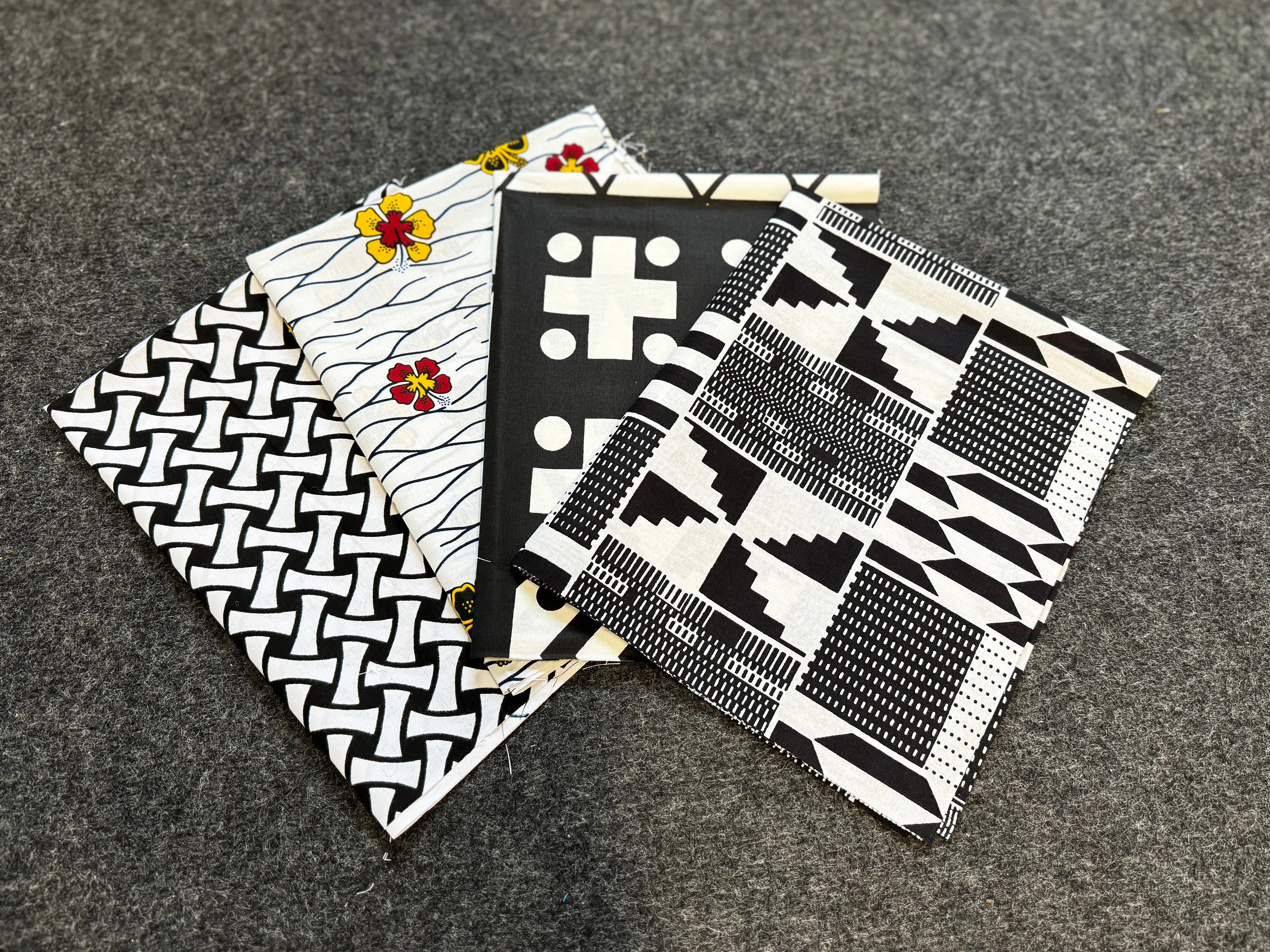 4 Fat quarters - White Quilting fabrics / Patchwork fabrics - African print fabric