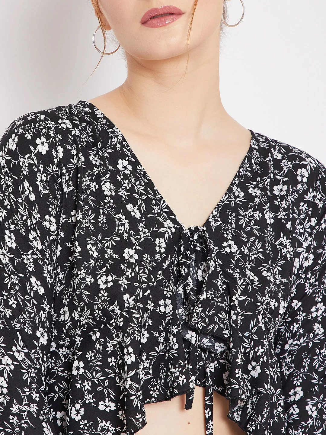 Berrylush Women Black & White Floral Ditsy Printed V-Neck Front Tie-Up Ruffled Crop Top