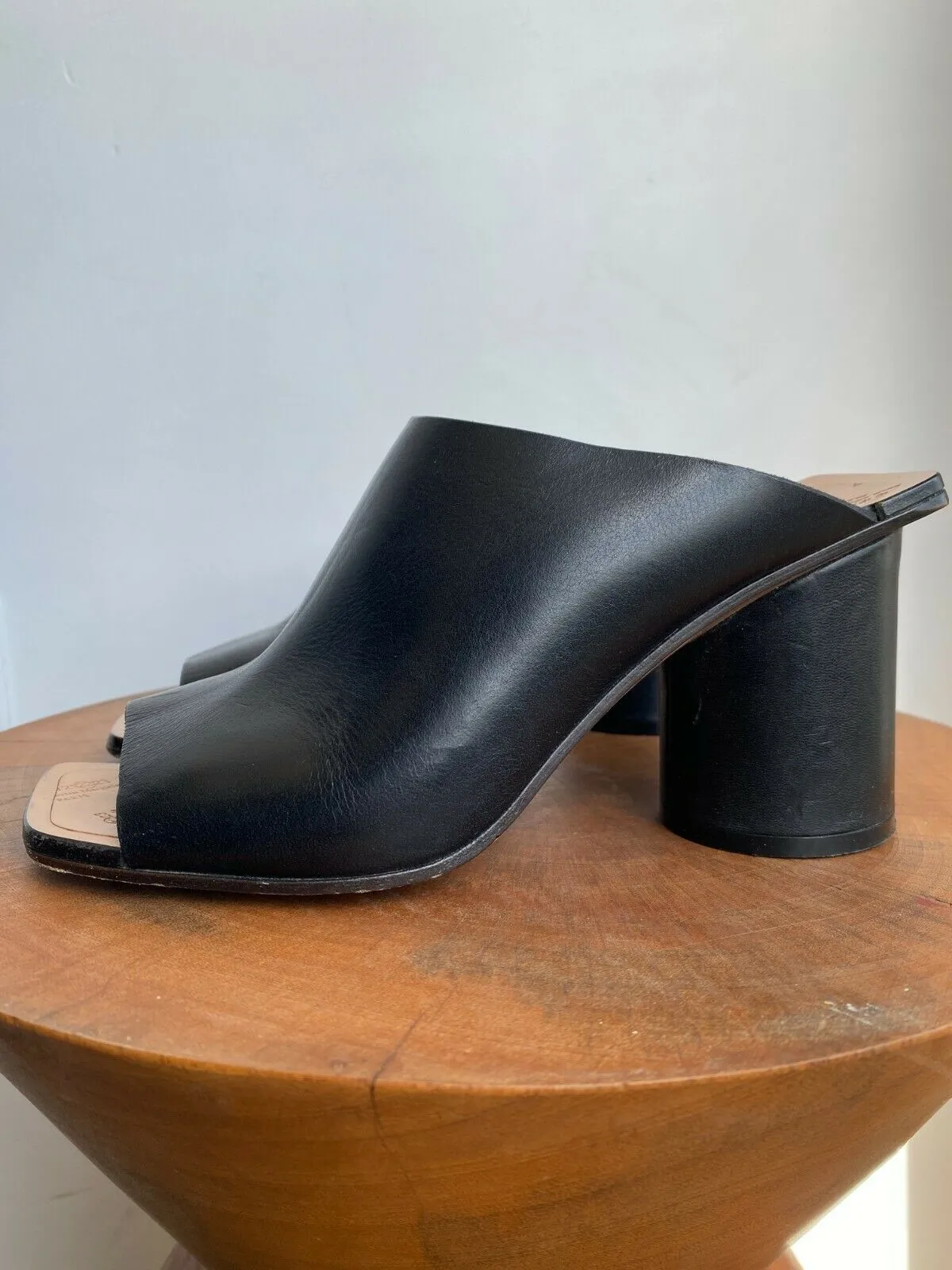 BLACK TABI HEEL