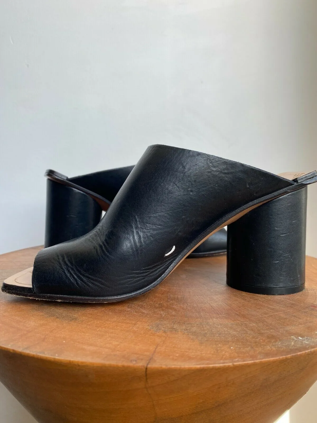 BLACK TABI HEEL