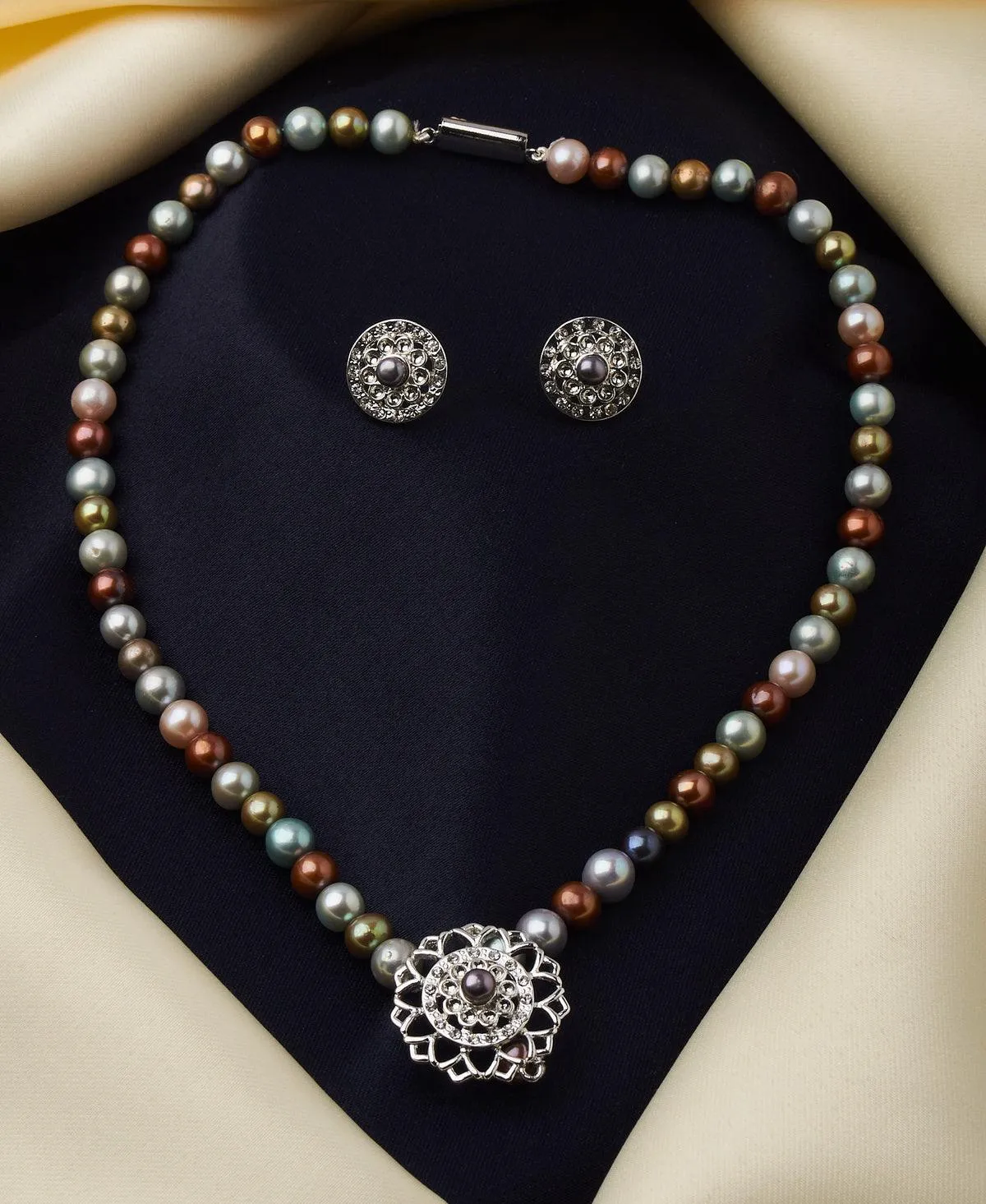 Fashionable Real Pearl Necklace Set